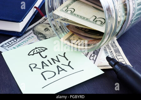 Rainy day fund risparmio. Vaso con le fatture del dollaro. Foto Stock