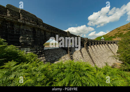 Craig Goch Dam/serbatoio nell'Elan Vally, dam archi e pareti che hanno normalmente acqua fluente sono a secco Foto Stock