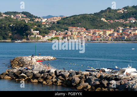 LERICI, LIGURIA, Italia - 18 agosto 2018: vista su tutta la baia di una popolare destinazione turistica di Lerici a San Terenzo village. Costa Mediterranea, Italia. Occupato soleggiata giornata estiva. Foto Stock