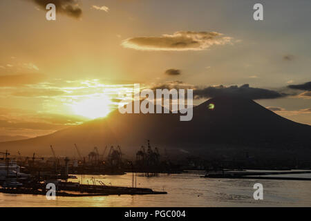 Sunrise over Vesvious con dockyard gru in primo piano Foto Stock