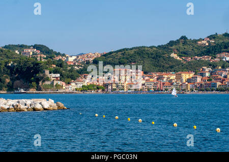 LERICI, LIGURIA, Italia - 18 agosto 2018: vista su tutta la baia di una popolare destinazione turistica di Lerici a San Terenzo village. Costa Mediterranea, Italia. Occupato soleggiata giornata estiva. Foto Stock