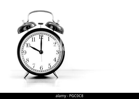 Retrò campana nera metallo orologio sul muro bianco tasto alto bianco e nero fotografia arte Foto Stock