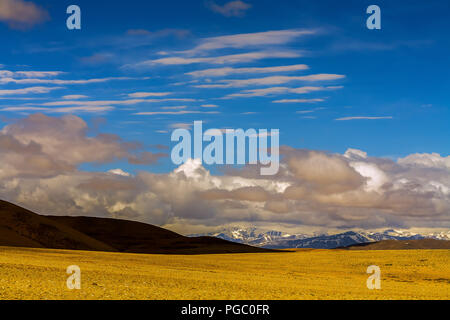 Paesaggio intorno al lago Manasarovar, Tibet. Cina. Il lago Manasarovar è il lago più sacro per i tibetani. Foto Stock