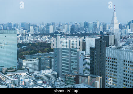 La città di Tokyo metro ufficio edificio urban skyline vista serale blu tono colore Foto Stock