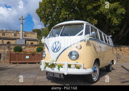 Una VW split screen camper è usato come un matrimonio auto in Swillington Foto Stock