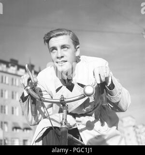 1940s uomo su una bicicletta. L'attore svedese Alf Kjellin su una bicicletta tenendo i manubri. La Svezia 1940. Foto Kristoffersson 157-6 Foto Stock