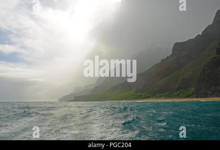 Questa è la costa di Na Pali in Kauai come la nebbia di mattina si rompe Foto Stock
