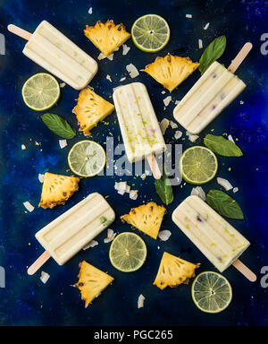 Home popsicles fatti con ingredienti Foto Stock