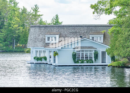 Splendido il boathouse situato sul Lago Muskoka Ontario in Canada. La zona è nota per lâ€™s di fascia alta e lusso case estive. Foto Stock