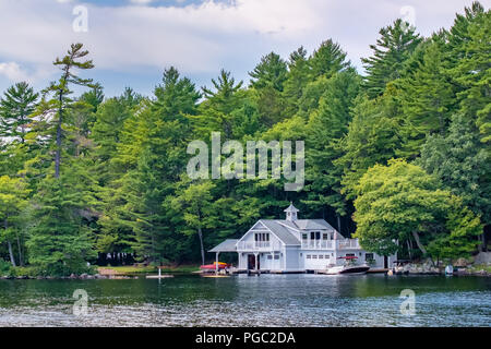 Bellissimo il boathouse sul lago Muskoka. Questa zona di Ontario Canada è noto un cottage paese a causa delle molte case estive nella regione. Foto Stock