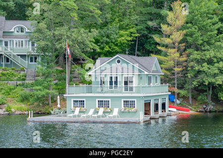 Il Boathouse sulle acque del lago di Muskoka in Ontario Canada, una popolare destinazione cottage. Foto Stock