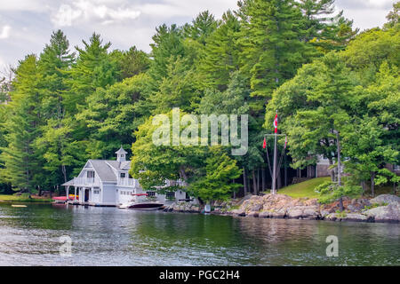 Il Boathouse, parte di un'estate home complesso sul lago Muskoka. Il distretto di Muskoka è una destinazione turistica molto popolare in Ontario in Canada. Foto Stock