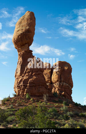 Roccia equilibrato nel Parco Nazionale di Arches Foto Stock