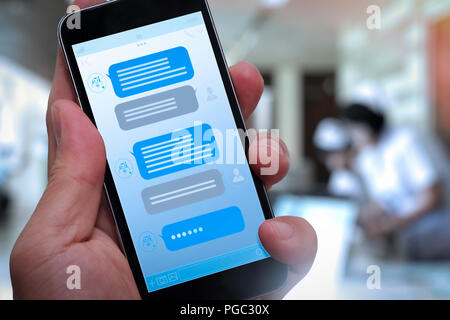 Chatbot conversazione con lo schermo dello smartphone app di interfaccia e di intelligenza artificiale tecnologia di trasformazione assistente virtuale con il supporto clienti in Foto Stock