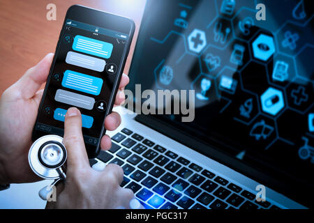 Chatbot conversazione con lo schermo dello smartphone app di interfaccia e di intelligenza artificiale tecnologia di trasformazione assistente virtuale con il supporto clienti in Foto Stock