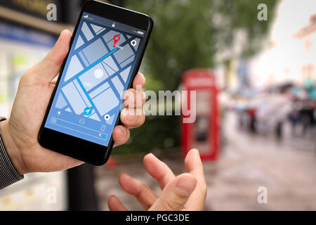 Close up di turista utilizzando GPS di navigazione della mappa sullo smartphone applicazione schermo per la direzione verso la destinazione indirizzo in città con la corsa e technol Foto Stock