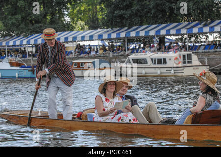 Henley on Thames, Inghilterra, 07/07/2007, Henley Royal Regatta, due coppie guardare le corse da un punt, © Peter SPURRIER Foto Stock