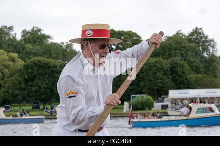 Henley on Thames, Inghilterra, 30/06/2016, Henley Royal Regatta, visualizzare Gondola gondolieri, paglia naviganti, banda rossa, © Peter SPURRIER Foto Stock