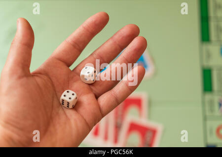 L'uomo trattiene il dado. Mano con dadi. Foto Stock