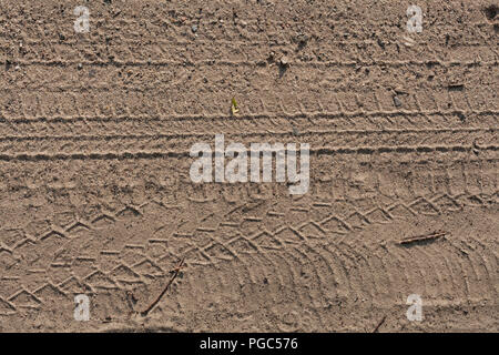 Dettaglio delle tracce di pneumatici nel deserto di sabbia Foto Stock