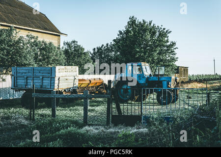 Il vecchio trattore Blu al tramonto, effetto opaco Foto Stock