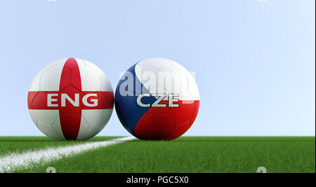 Repubblica ceca vs. Inghilterra partita di calcio - palloni da calcio nella Repubblica Ceca e in Inghilterra i colori nazionali su un campo di calcio. Foto Stock
