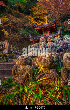 Statue di pietra a Otagi Nenbutsu ji, Sagano Arashiyama area, Kyoto, Giappone Foto Stock