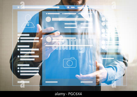 Pagina web browser di social media pagina Interfaccia VR sul computer portatile.imprenditore di successo aprire la sua mano,lavorando touch screen computer,vista frontale,f Foto Stock