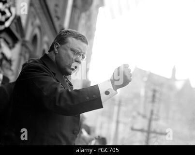 Theodore Roosevelt parlando, gesticulating con pugno, esterno, Yonkers, NY 1910 Foto Stock