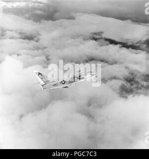 Un aria-aria - Vista laterale destra di una KA-3B Skywarrior aeromobile dell'antenna Refuelling Squadron 208 (VAK-208) nel corso di un intervallo di destinazione al Centro Navale di armi, Cina lago. Foto Stock