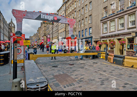 Edimburgo Scozia High Street e Royal Mile INGRESSO AL FESTIVAL FRINGE AREA Foto Stock