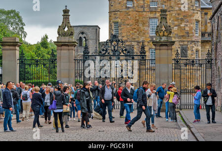 Edimburgo SCOZIA HORSE WYND turisti al di fuori di ingresso al Palazzo di Holyroodhouse Foto Stock