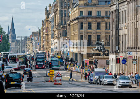 Edimburgo Scozia grave congestione del traffico e dell'inquinamento su Princes Street Foto Stock