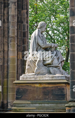 Edimburgo Scozia statua di Walter Scott e il suo cane il monumento di Scott Princes Street Foto Stock