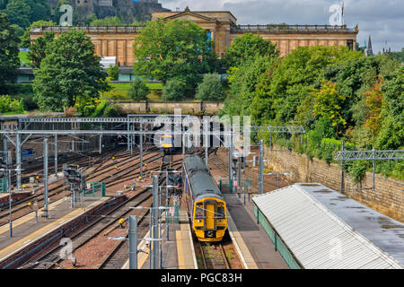 Scozia Edimburgo Waverley Station e treni con la Scottish National Gallery Foto Stock