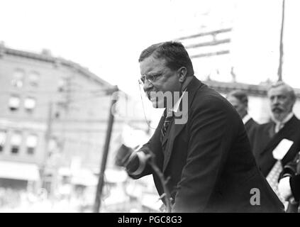 Theodore Roosevelt parlando, gesticulating con pugno, esterno, Yonkers, NY 1910 Foto Stock