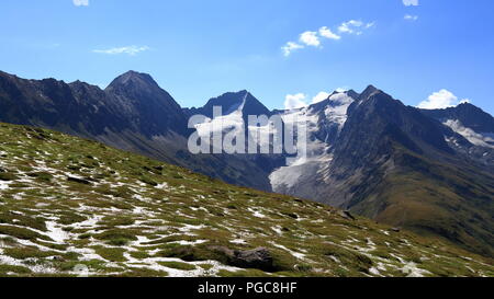 Vista pittoresca di alte montagne e ghiacciai nei pressi di Obergurgl, Oetztal in Tirolo, Austria. Foto Stock