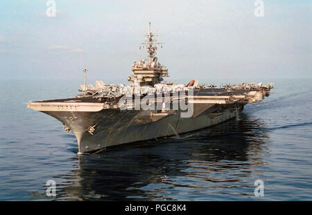 La USS Kitty Hawk (CV 63) operanti nella calma South China Seas. Foto Stock