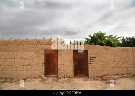 Porte delle case in Fahraj, Iran Foto Stock