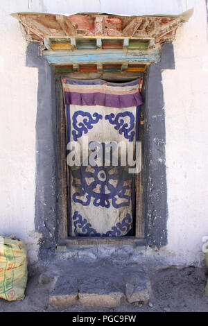 Ingresso della porta di una casa a Lhasa, in Tibet Foto Stock