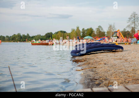 Lago spiaggia con aria materassi. Un bel paesaggio del lago di vacanza. Foto di viaggio serie. Foto Stock