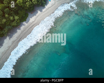 Blu chiaro con acqua cristallina in spiaggia antenna fuco view Foto Stock