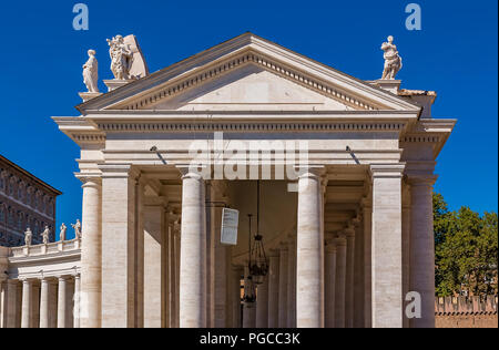Città del Vaticano Vaticano - 12 Ottobre 2016: Bernini colonnati su San Pietro (San Pietro) Square Foto Stock