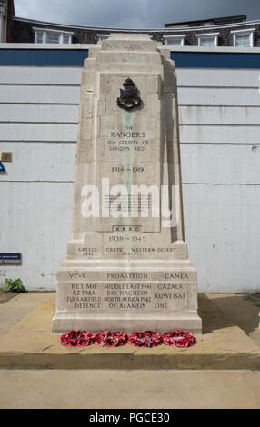 Memoriale di guerra e il cenotafio per i Rangers al di fuori del centro di Eisenhower, Chenies Street, Fitzrovia, Londra, WC1, Regno Unito Foto Stock