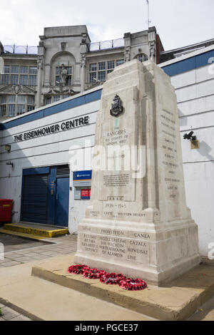 Memoriale di guerra e il cenotafio per i Rangers al di fuori del centro di Eisenhower, Chenies Street, Fitzrovia, Londra, WC1, Regno Unito Foto Stock