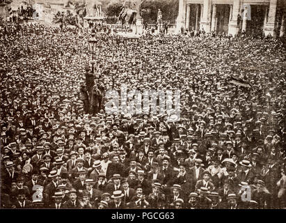 Italia Prima Guerra Mondial una grande manifestazione a favore della guerra di fronte al Campidoglio a Roma Foto Stock