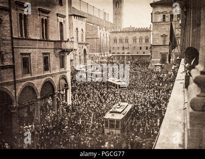 Italia Prima Guerra Mondial Bologna una grande manifestazione in Piazza del Nettuno in favore della guerra Foto Stock