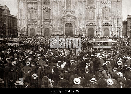 Italia Prima Guerra Mondial Milano Duomo dimostrazione di interventisti Foto Stock