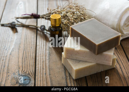 Fatte a mano sapone naturale su sfondo di legno Foto Stock