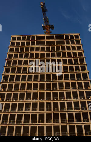 Un grattacielo costruito con gru Foto Stock